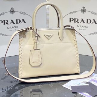 prada canta saffiano orgulu krem 29x24cm