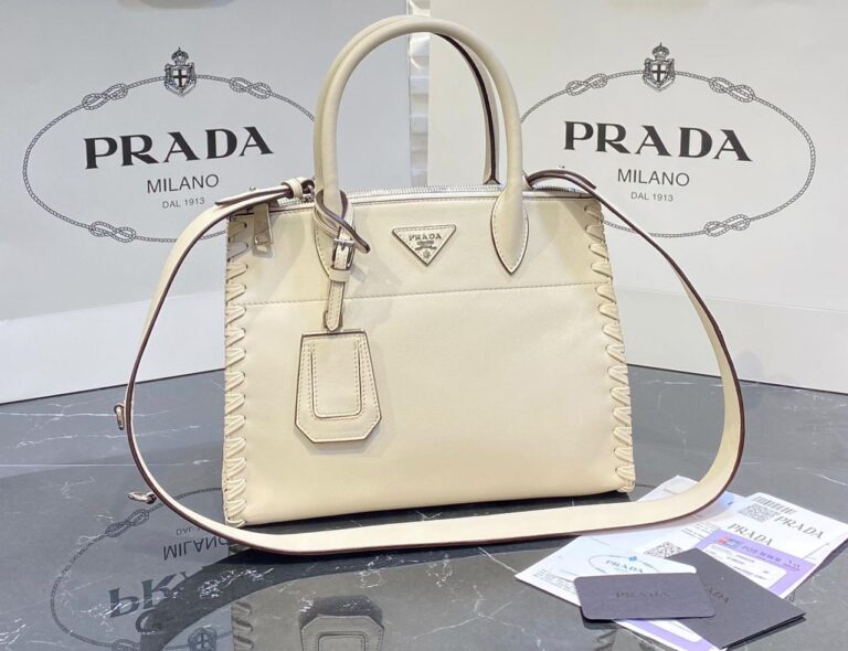 prada canta saffiano orgulu krem 29x24cm