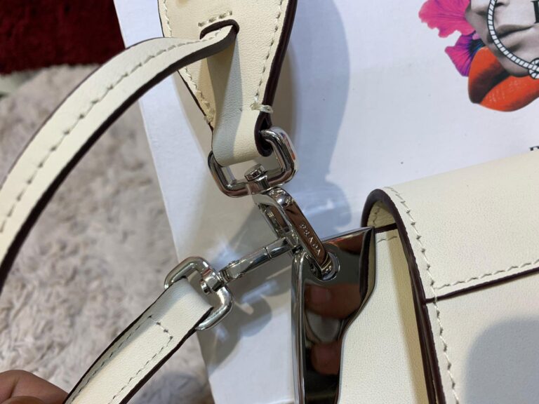 prada canta sidonie logo shoulder krem 29x15