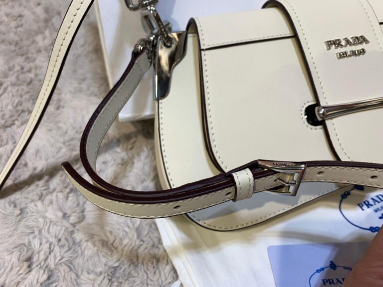 prada canta sidonie logo shoulder krem 29x15