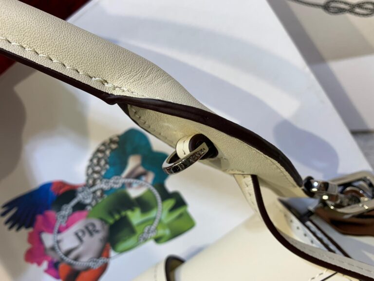 prada canta sidonie logo shoulder krem 29x15