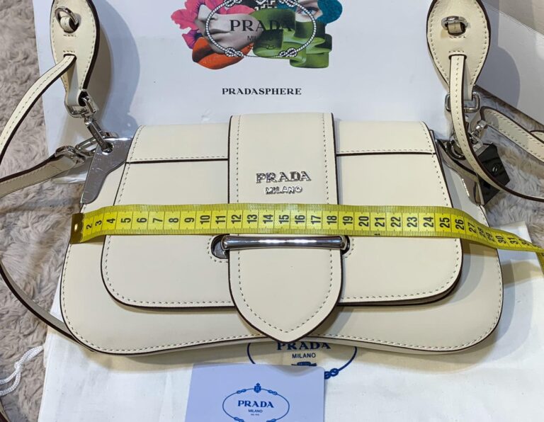 prada canta sidonie logo shoulder krem 29x15