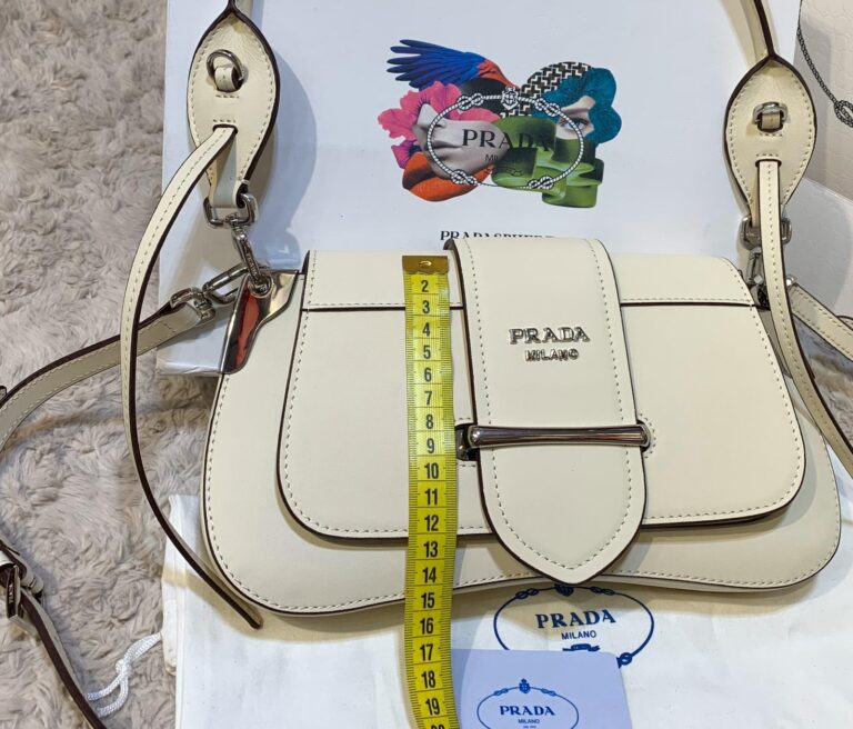 prada canta sidonie logo shoulder krem 29x15