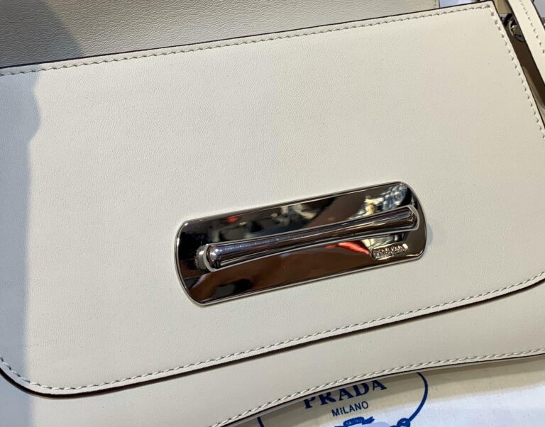 prada canta sidonie logo shoulder krem 29x15