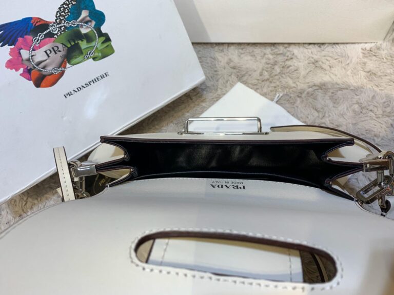 prada canta sidonie logo shoulder krem 29x15