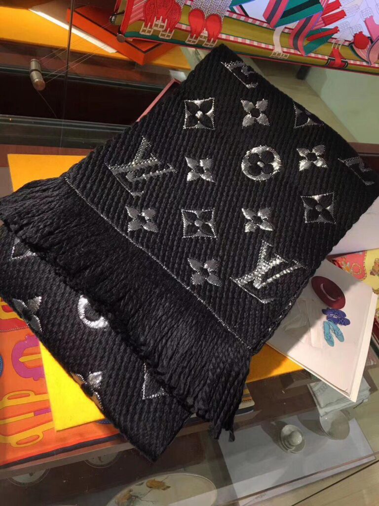 louis vuitton atki logomania siyah simli logo 180x33 cm