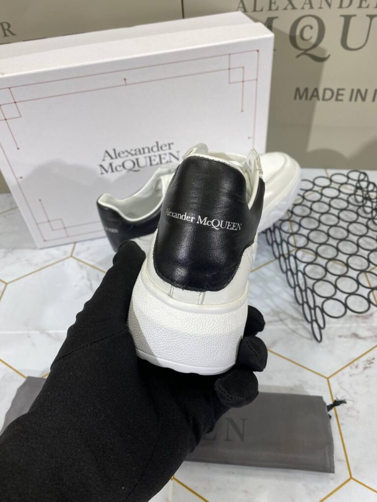 alexander mcqueen ayakkabi sneaker beyaz arkasi siyah deri