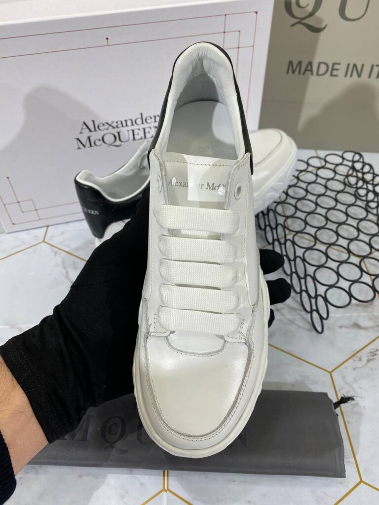 alexander mcqueen ayakkabi sneaker beyaz arkasi siyah deri