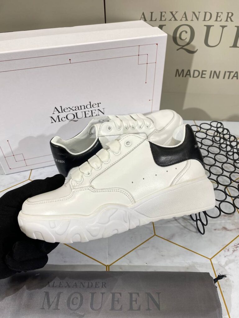 alexander mcqueen ayakkabi sneaker beyaz arkasi siyah deri