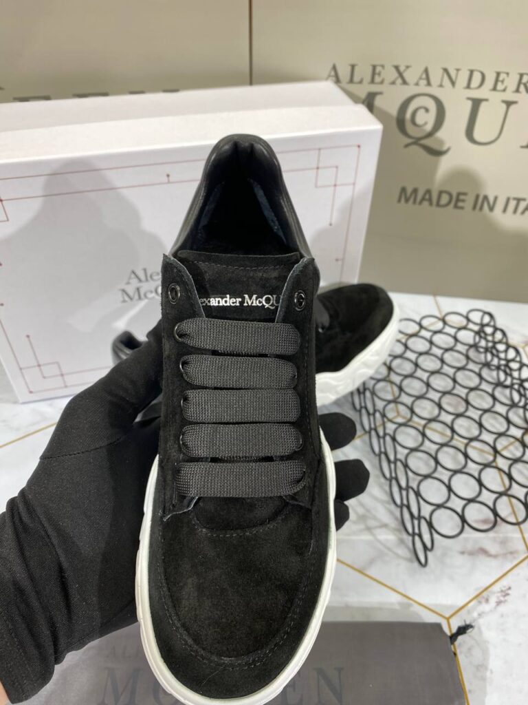 alexander mcqueen ayakkabi sneaker beyaz siyah suet