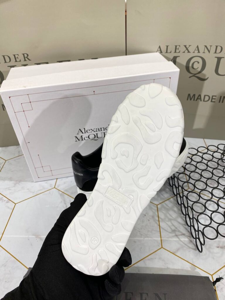 alexander mcqueen ayakkabi sneaker beyaz siyah suet