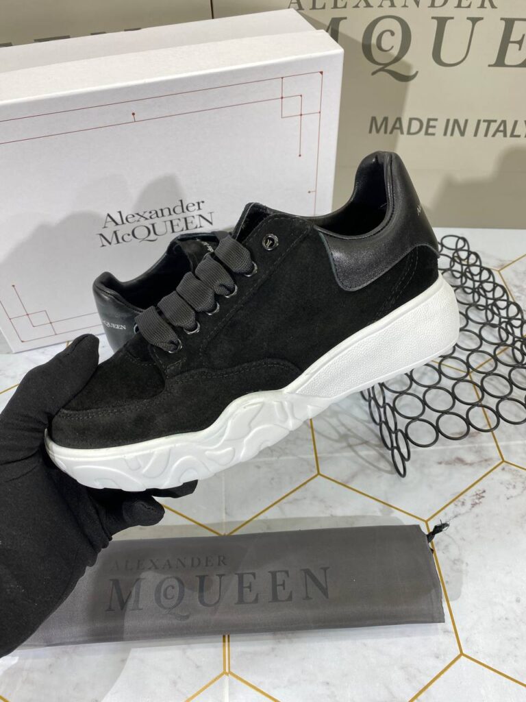 alexander mcqueen ayakkabi sneaker beyaz siyah suet
