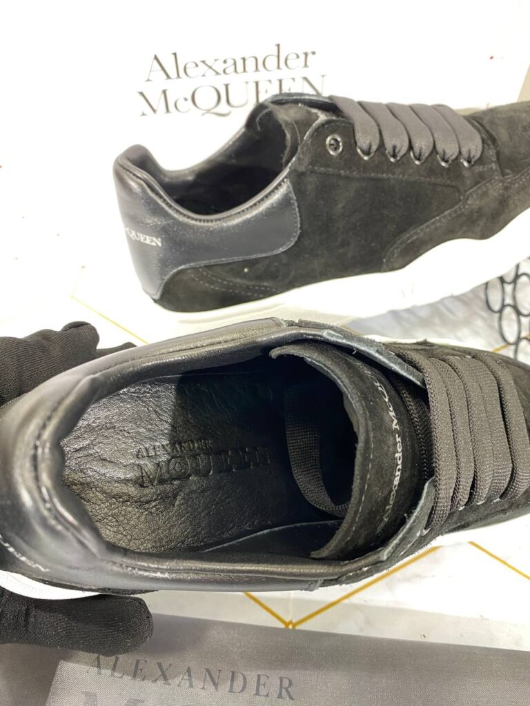 alexander mcqueen ayakkabi sneaker beyaz siyah suet