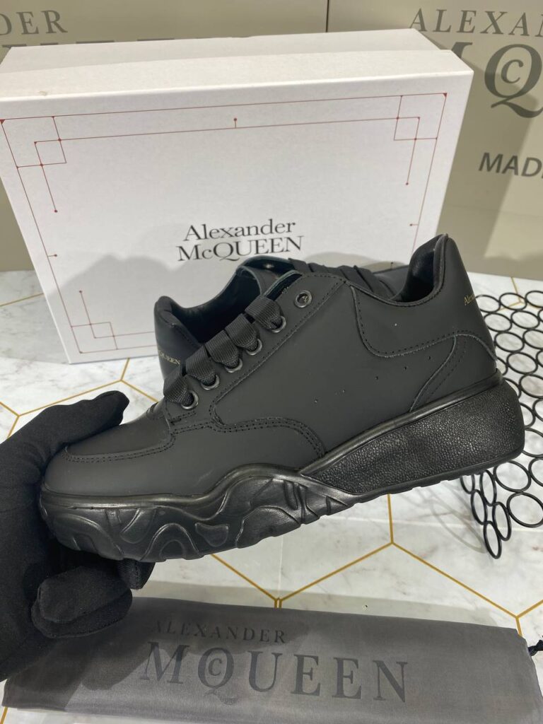 alexander mcqueen ayakkabi sneaker siyah gold yazili