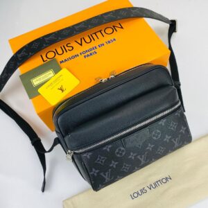 louis vuitton canta outdoor messenger erkek postaci siyah monogram 29.5x20x10.5