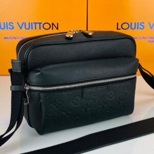 louis vuitton canta outdoor messenger erkek postaci siyah monogram empreinte 29.5x20x10.5