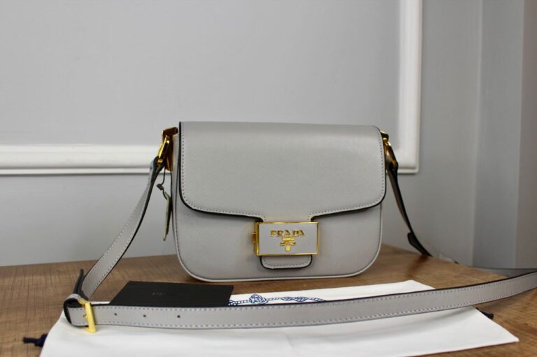 prada canta embleme saffiano gri 20.5x14 cm