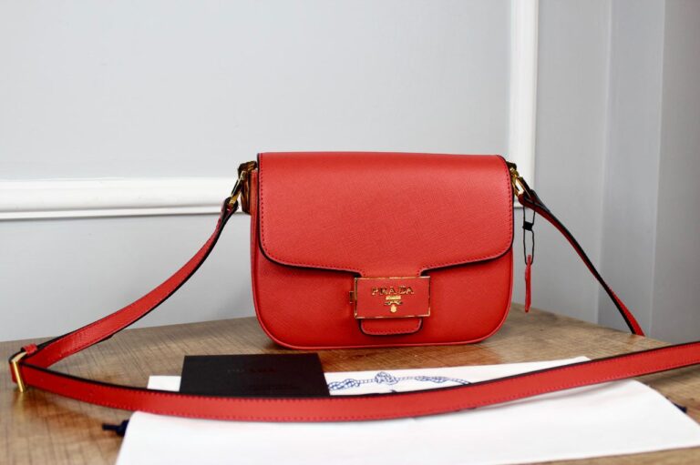 prada canta embleme saffiano kirmizi 20.5x14 cm