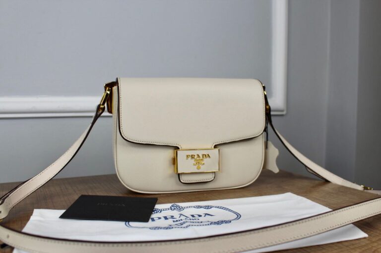 prada canta embleme saffiano krem 20.5x14 cm