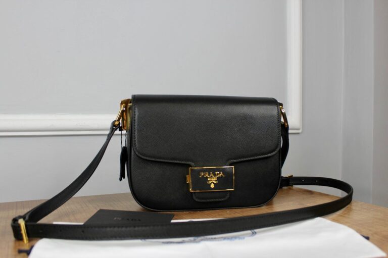 prada canta embleme saffiano siyah 20.5x14 cm
