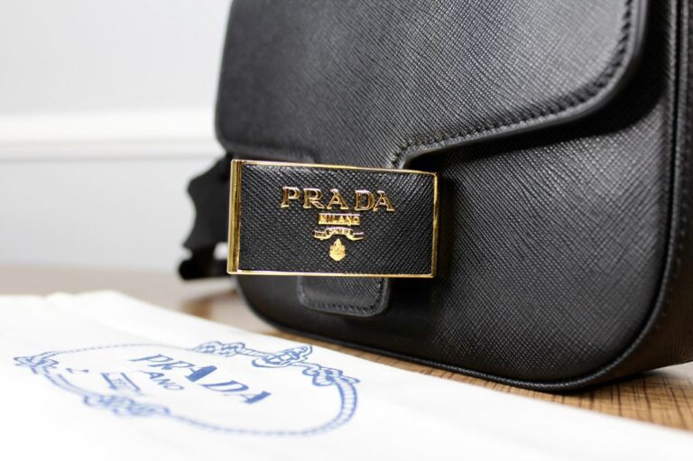 prada canta embleme saffiano siyah 20.5x14 cm