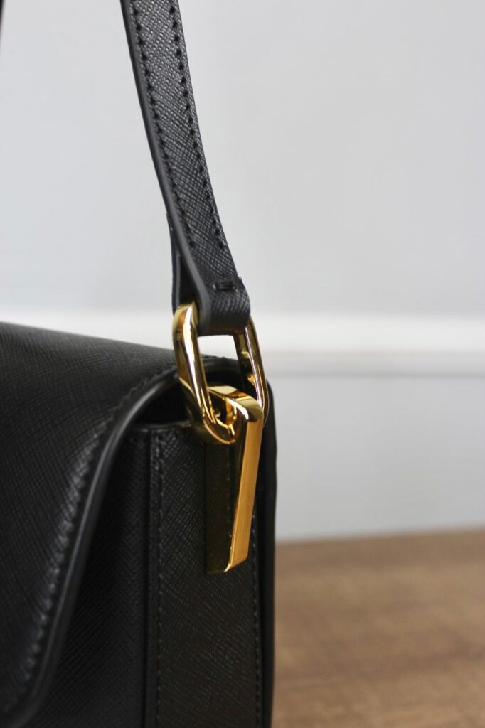 prada canta embleme saffiano siyah 20.5x14 cm