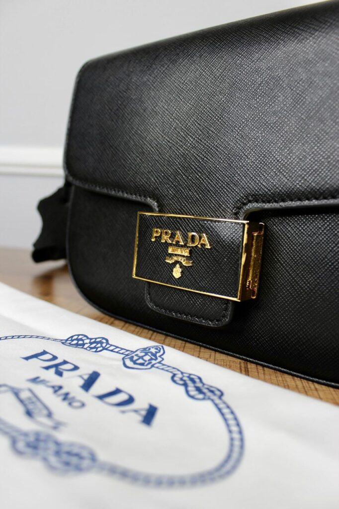 prada canta embleme saffiano siyah 20.5x14 cm