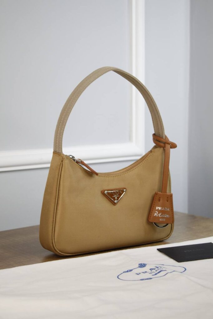 prada canta re-edition 2000 taba 22x17x6 cm