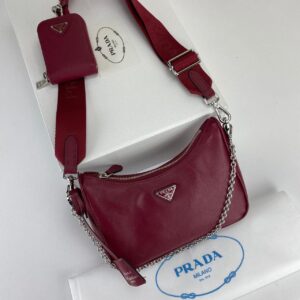 prada canta re edition 2005 saffiano omuz cantasi deri bordo 22x18 cm