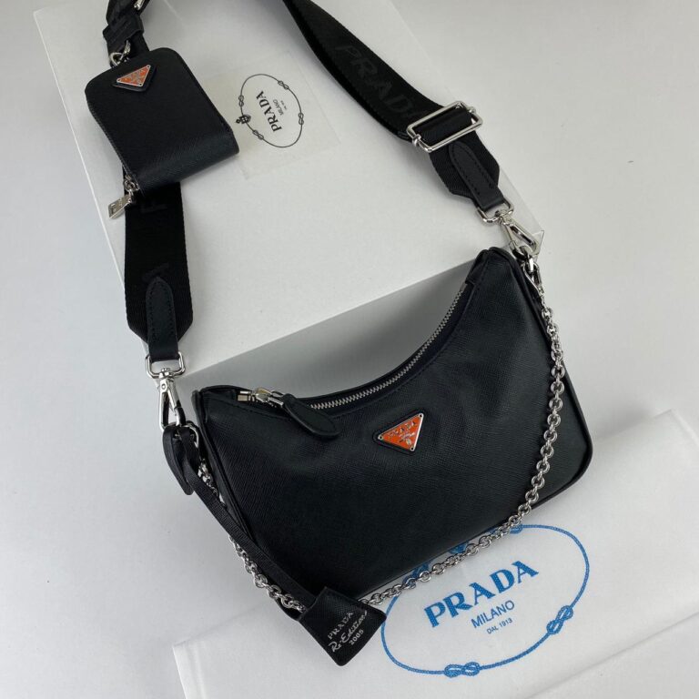 prada canta re edition 2005 saffiano omuz cantasi deri siyah acik kirmizi logo 22x18 cm
