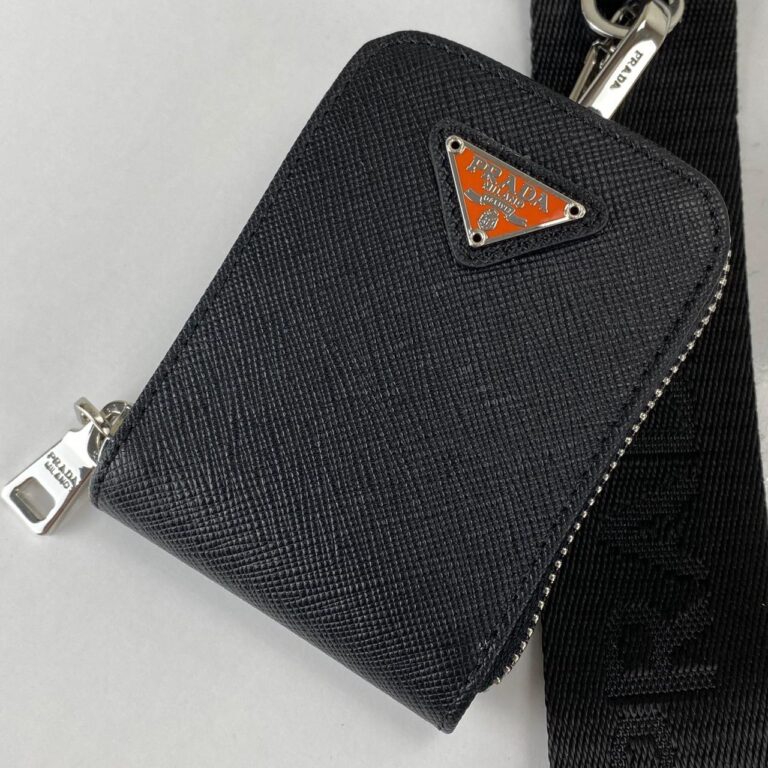 prada canta re edition 2005 saffiano omuz cantasi deri siyah acik kirmizi logo 22x18 cm