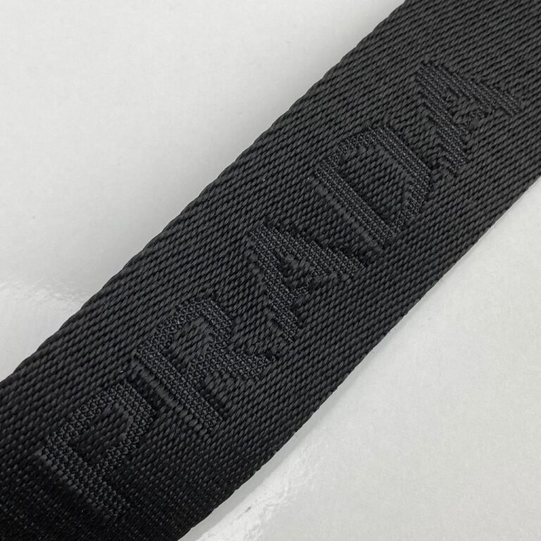 prada canta re edition 2005 saffiano omuz cantasi deri siyah acik kirmizi logo 22x18 cm