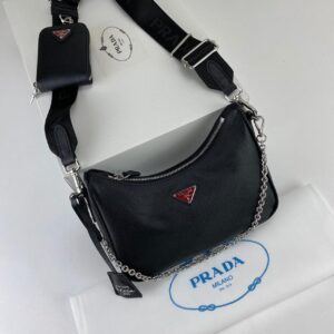prada canta re edition 2005 saffiano omuz cantasi deri siyah bordo logo 22x18 cm