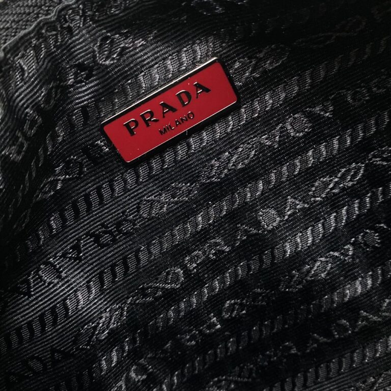 prada canta re edition 2005 saffiano omuz cantasi deri siyah bordo logo 22x18 cm