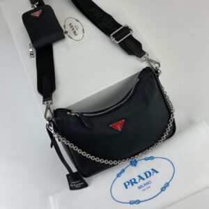 prada canta re edition 2005 saffiano omuz cantasi deri siyah kirmizi logo 22x18 cm