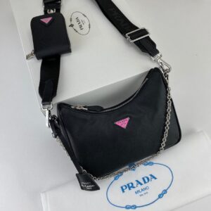 prada canta re edition 2005 saffiano omuz cantasi deri siyah pembe logo 22x18 cm
