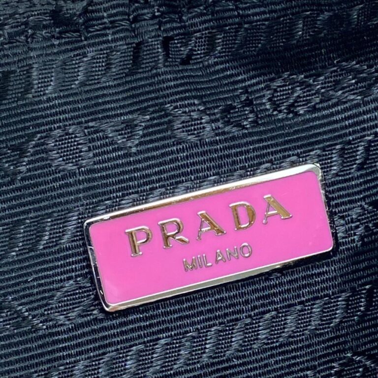 prada canta re edition 2005 saffiano omuz cantasi deri siyah pembe logo 22x18 cm