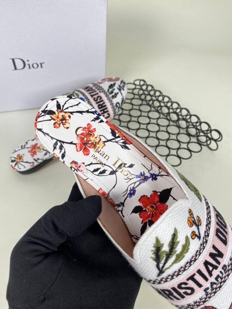 christian dior ayakkabi nakisli beyaz terlik 2021