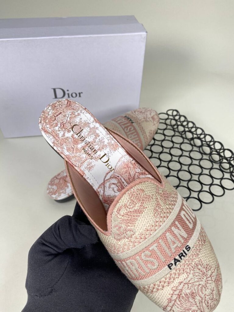 christian dior ayakkabi nakisli pudra pembe terlik 2021
