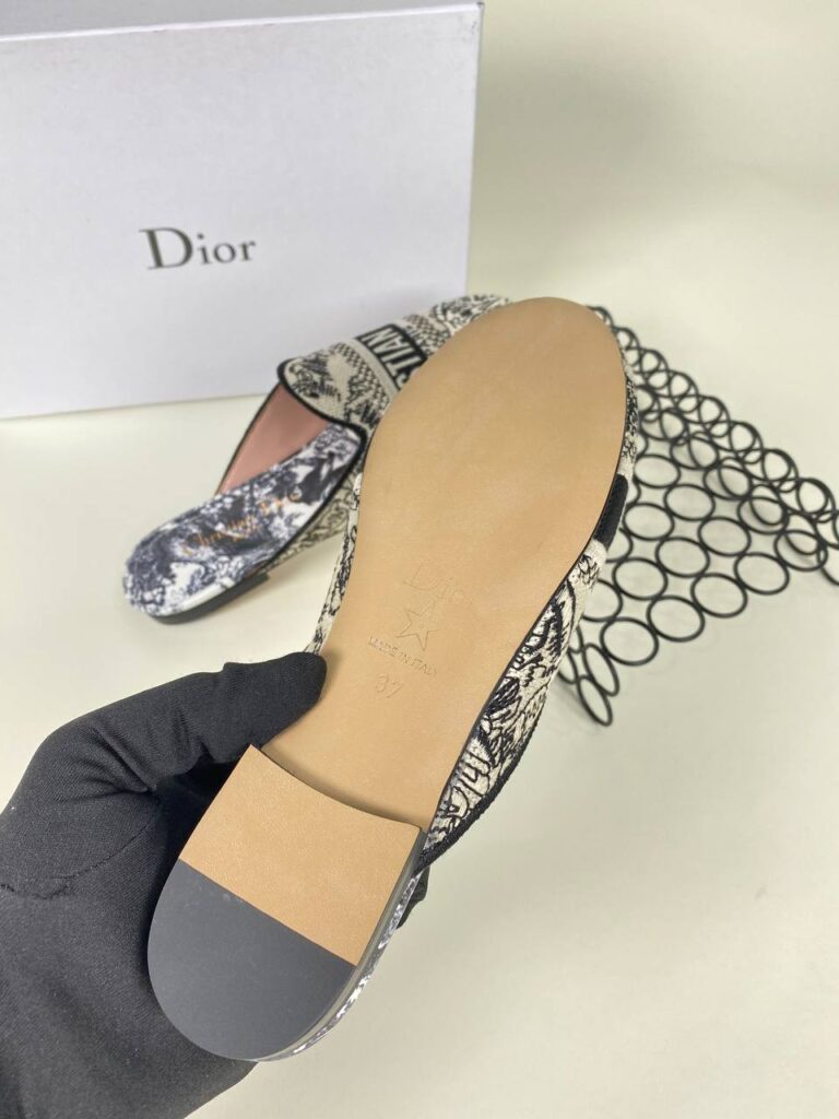 christian dior ayakkabi nakisli siyah bej terlik 2021