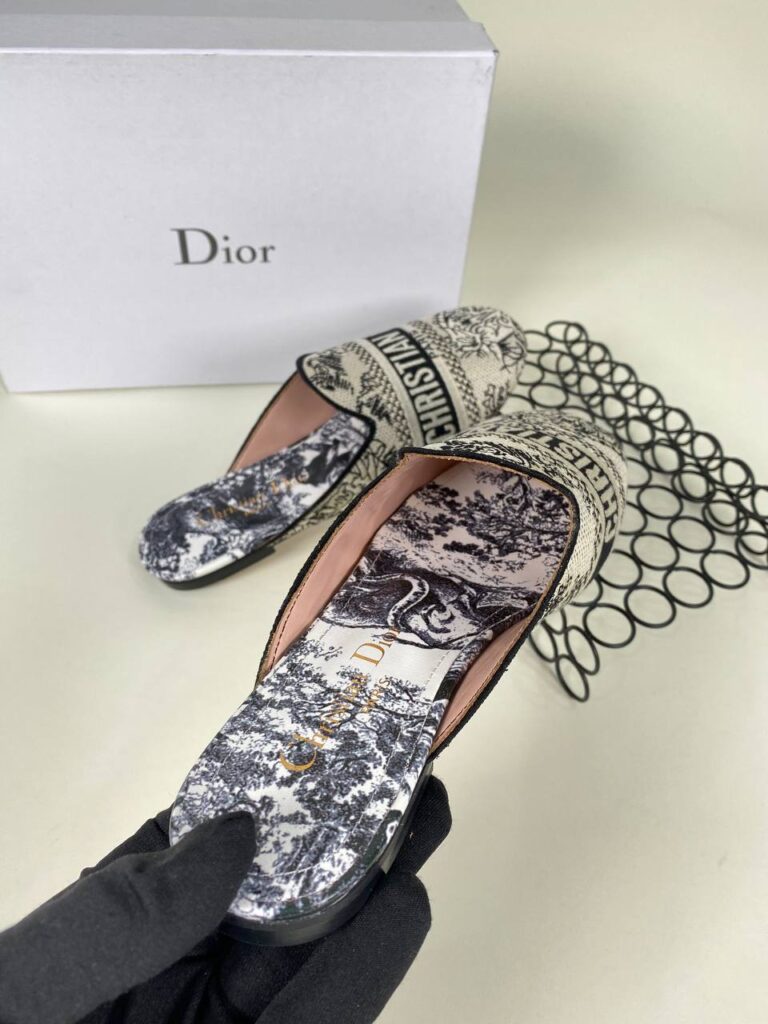 christian dior ayakkabi nakisli siyah bej terlik 2021