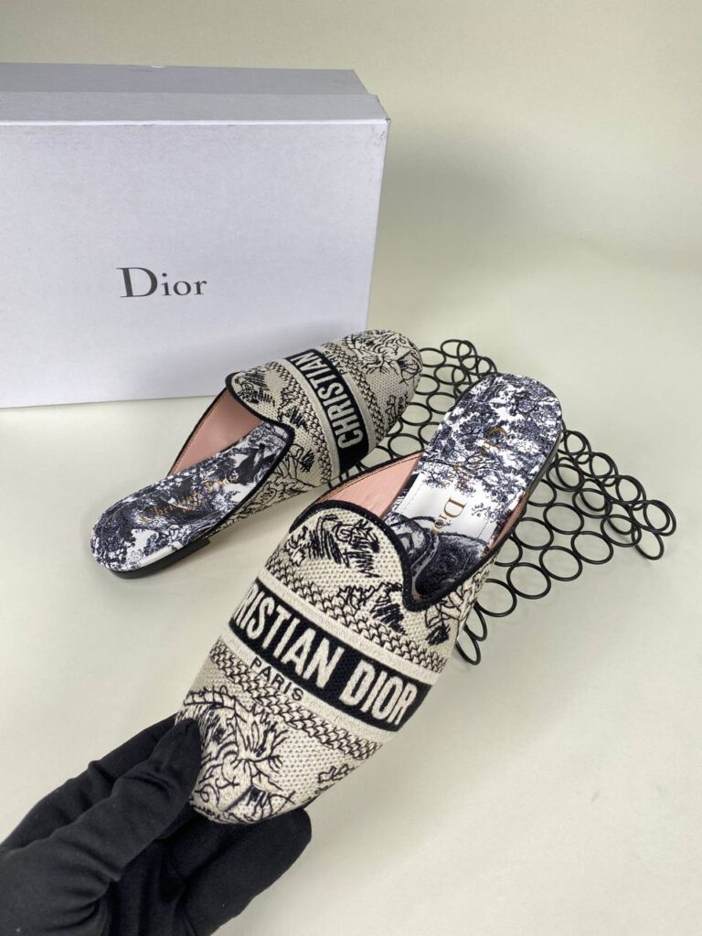 christian dior ayakkabi nakisli siyah bej terlik 2021