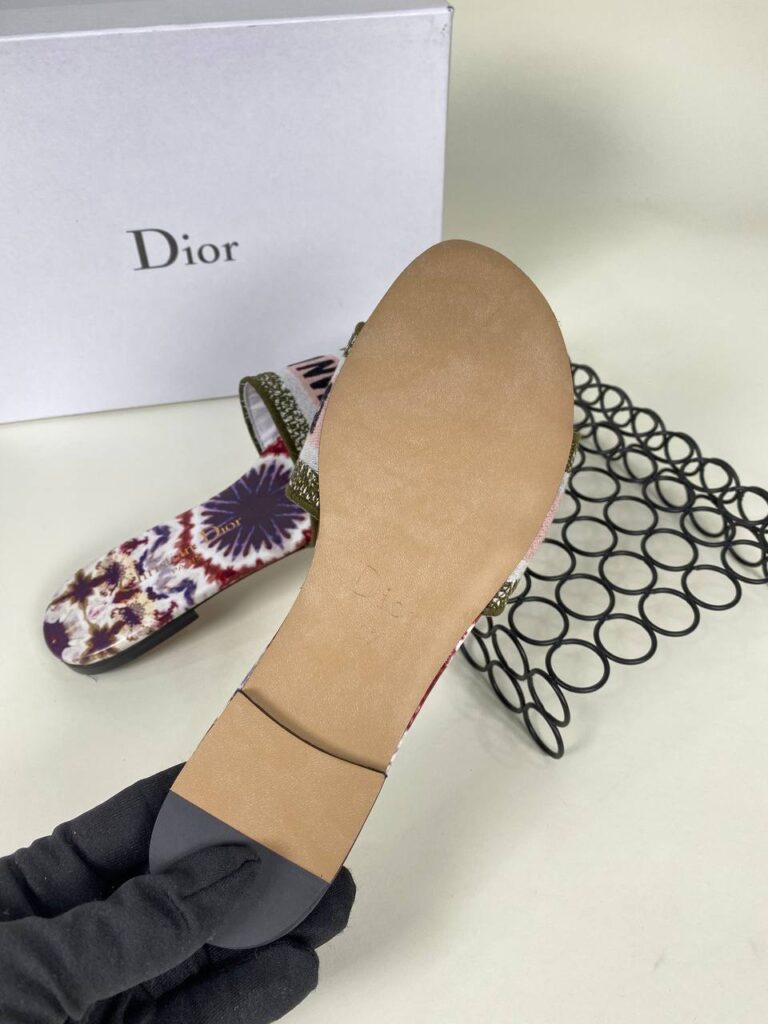 christian dior ayakkabi nakisli terlik pudra yesil