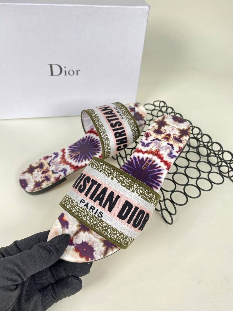 christian dior ayakkabi nakisli terlik pudra yesil
