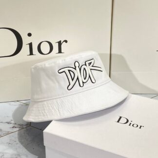 christian dior sapka beyaz kabartma yazi