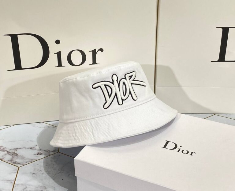 christian dior sapka beyaz kabartma yazi