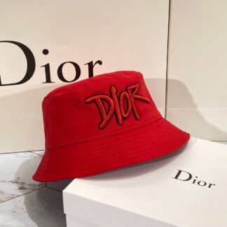 christian dior sapka kirmizi kabartma yazi
