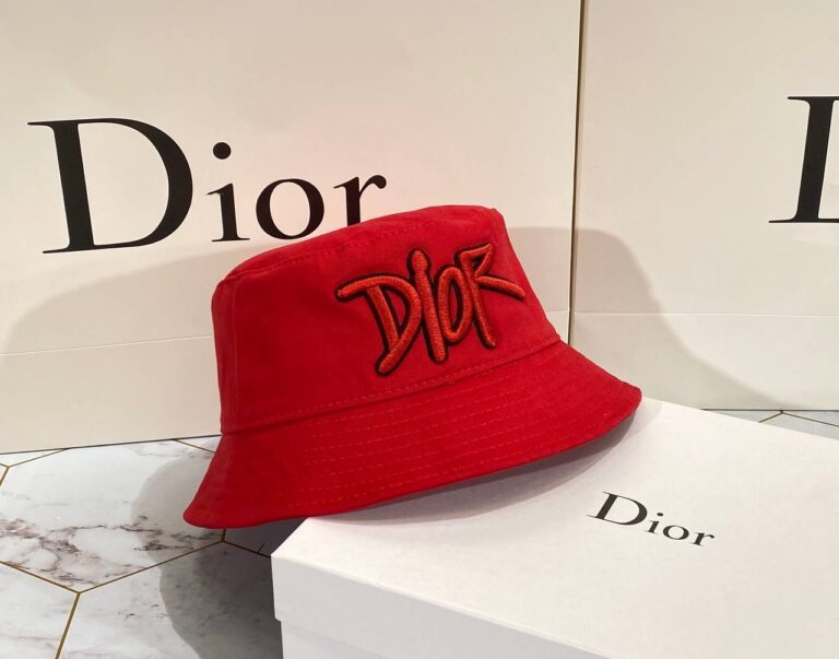 christian dior sapka kirmizi kabartma yazi