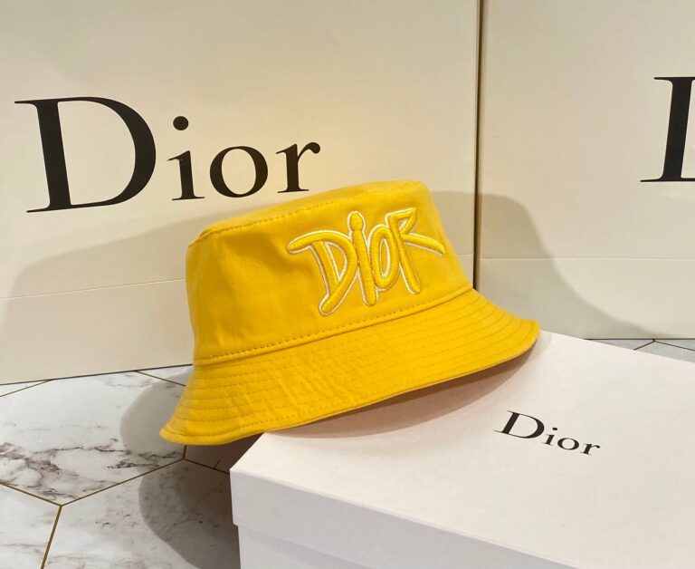 christian dior sapka sari kabartma yazi