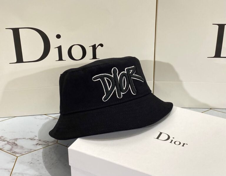 christian dior sapka siyah kabartma yazi